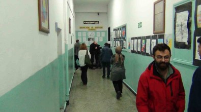 Kars'ta Vatandaslar Oy Kullanmaya Basladi