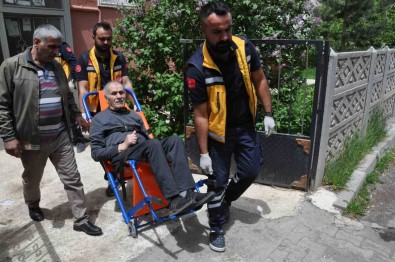 Kars'ta Yasli Çift Ambulansla Oy Kullanmaya Götürüldü