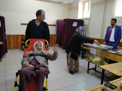 Konya'da Oy Kullanmaya Ambulansla Geldi
