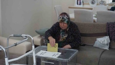 Oy Kullanmaya Gidemeyen Seçmene 'Seyyar Sandik' Gitti