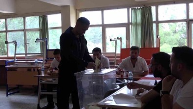 Siirt'te Cumhurbaskanligi 2. Tur Seçimi Için Oy Kullanma Islemi Basladi