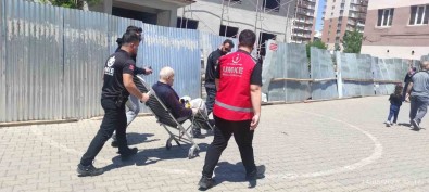 Siirt'te Hasta Ve Yasli Seçmenler Oy Kullanmaya Götürüldü