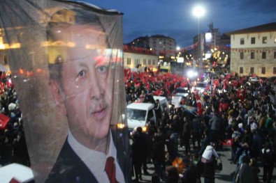 Sivas'ta Vatandaslar Meydanlara Akin Etti