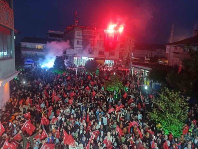 Yalova'da Cumhurbaskani Erdogan'in Seçim Zaferi Kutlaniyor