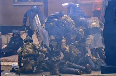 Kosova'daki Olaylarda 25'I KFOR Askeri 75 Kisi Yaralandi