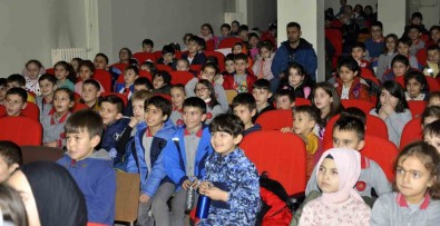 Sinop'ta Köylerde Yasayan 5 Bin Çocuk Tiyatroyla Bulustu