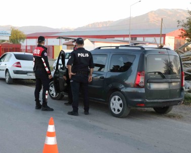 Erzincan'da Nisan Ayinda 60 Aranan Sahis Ile 50 Kaçak Göçmen Yakalandi
