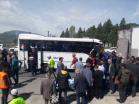 Havaalanina Yolcu Tasiyan Minibüs Kamyona Çarpti
