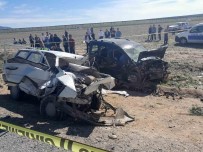 Konya'da Hafif Ticari Araç Ile Otomobil Çarpisti Açiklamasi 5 Ölü, 2 Yarali