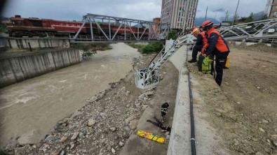 15 Metreden Düsen Genci Itfaiye Böyle Kurtardi