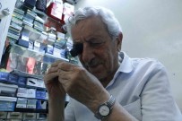 89 Yasinda 2,5 Metrekarelik Dükkaninda 55 Yildir Zaman Ayarliyor