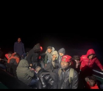 Ayvalik Açiklarinda 25 Düzensiz Göçmen Kurtarildi