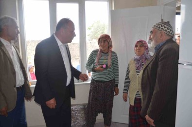 Baskan Oprukçu, Evi Depremde Hasar Gören Ailenin Yüzünü Güldürdü