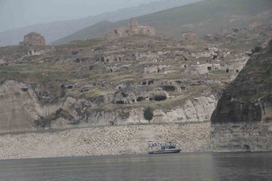 Ilisu Baraj Gölündeki Su Seviyesi Yükseldi Açiklamasi Turistler Deliklitas Magarasini Tekne Ile Görme Firsati Buldu