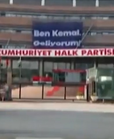 Kılıçdaroğlu'nun CHP Genel Merkezi'ndeki afişi indirildi