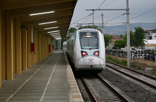 Bakan Karaismailoğlu açıkladı: Milli elektrikli trenin üçüncü seti raylara iniyor