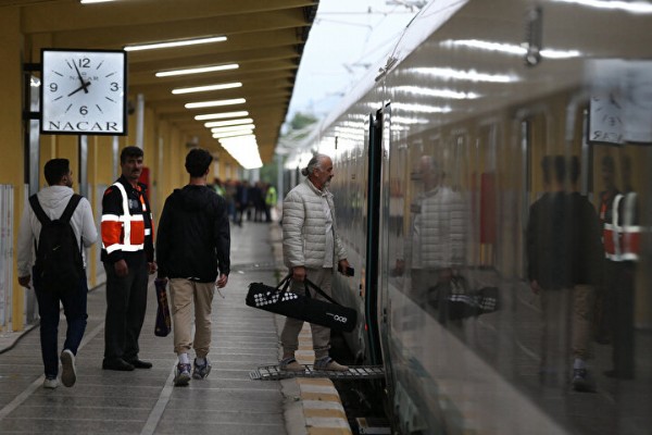 Bakan Karaismailoğlu açıkladı: Milli elektrikli trenin üçüncü seti raylara iniyor