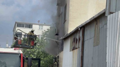 Arnavutköy'de Lastik Deposunda Çikan Yangin Panige Neden Oldu