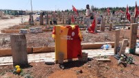 Depremde Hayatini Kaybeden Fanatik Galatasaraylilarin Mezar Tasina Forma Asildi