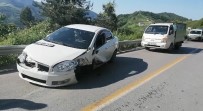 Kaza Yapan Otomobilin Tekerlegi Koptu, Sürücüsü Burnu Bile Kanamadan Kurtuldu