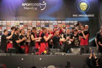 Okan Buruk'a Futbolculardan 'Sulu' Kutlama