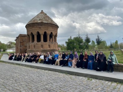 Vanli Ögrenciler Bitlis'in Tarihi Mekanlarini Gezdi