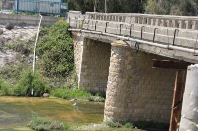 Depremde 200 Yillik Tarihi Köprü Ayakta Kaldi