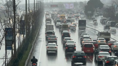 İstanbul'a yağmur yağışı trafiğe sebep oldu