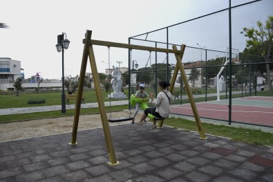 Kusadasi Belediyesi'nden Parklara Özel Salincak