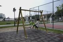 Kusadasi Belediyesi'nden Parklara Özel Salincak