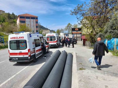 Türkeli'de 2 Otomobil Çarpisti Açiklamasi 3 Yarali