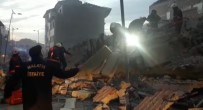 Malatya'da Hasarli Bina Çöktü Açiklamasi 1 Kisi Enkaz Altinda