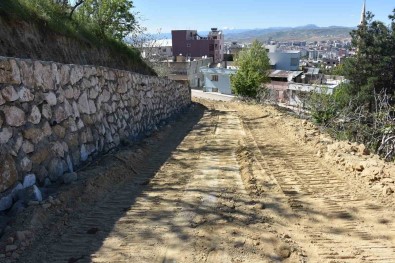 Siirt Belediyesi Seyh Süleyman Mezarligi'nda Yol Yapim Çalismasina Basladi