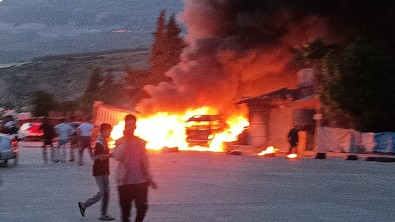 Hatay'da 12 Araç Kazaya Karisti, Alevler Çevreyi Sardi
