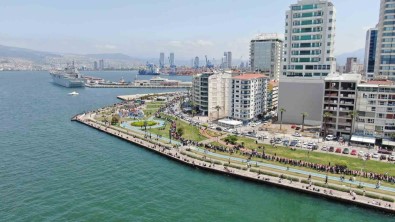 Izmir'de TCG Anadolu Için Kilometrelerce Kuyruk