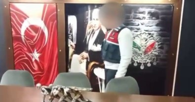 Kumarhanenin Kapisini Atatürk Portresi Ile Gizlemisler