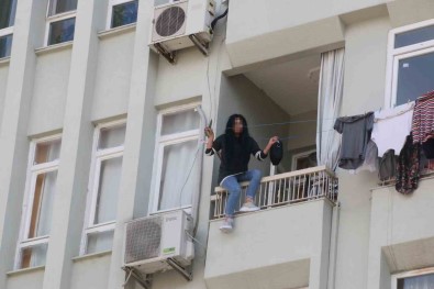 Elinde Biçakla Balkon Demirlerine Çikan Kadin, Korku Dolu Anlar Yasatti