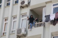Elinde Biçakla Balkon Demirlerine Çikan Kadin, Korku Dolu Anlar Yasatti