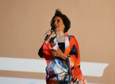 Hülya Koçyiğit hayranlarıyla film seyretti