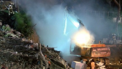 İstanbul'da hurda deposu alev alev yandı