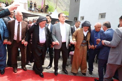 Vali Akbiyik, Asiret Liderleriyle Halay Çekti
