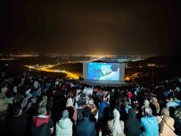 Yesilçam'in Yildizi Koçyigit, Mardin Açik Hava Sinemasinda Sevenleriyle Rol Aldigi Filmi Izledi