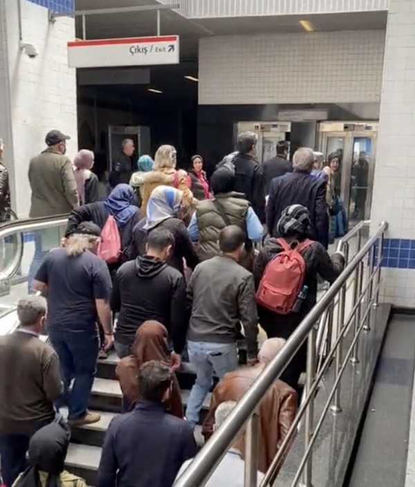 Atatürk Havalimanı'ndaki yürüyen merdiven ile asansorleri çalışmıyor