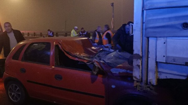 Otomobil makaslayan TIR'a ok gibi saplandı: Dört yaralı