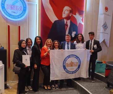 Afyon Lisesi Ögretmen Ve Ögrencileri 'Izmir Iktisat Kongresi'nin 100. Yildönümü'nde Panel Gerçeklestirdi