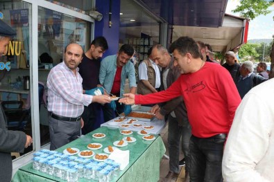Amasya'da EYT Emeklisi Berber Ilk Maasiyla Halka Baklava Dagitti
