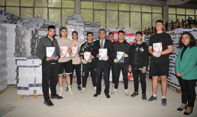 Denizli'de 298 Bin Adet Yardimci Kitap 53 Bin Ögrenciye Ulastiriliyor