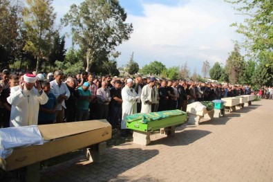 Hatay'da Kamyon Faciasinda Ölen 7 Kisi, Yan Yana Defnedildi