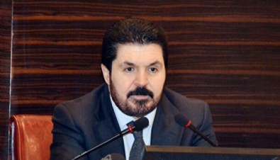 PKK destekçileri İzmir’de AK Parti otobüsüne saldırdı. AK Parti İzmir Milletvekili Adayı Savcı Sayan sosyal medya hesabından duyurdu.