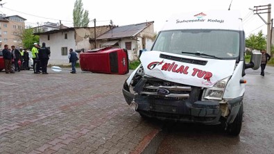 Servis Araci Minibüse Çarpti Açiklamasi 5 Yarali